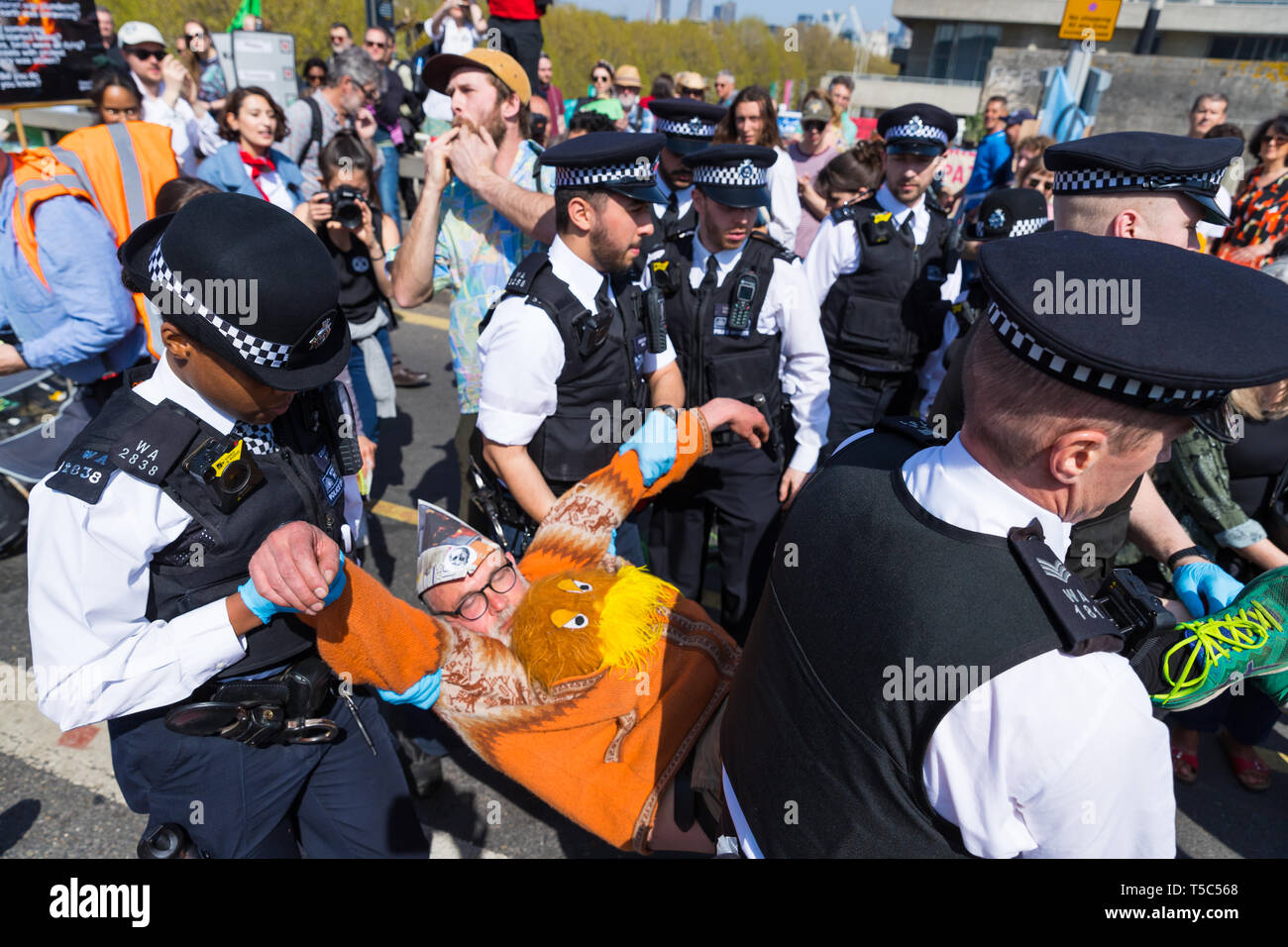Die Polizei verhaftete ein demonstrant am Aussterben Rebellion Camp auf der Waterloo Bridge, London Stockfoto