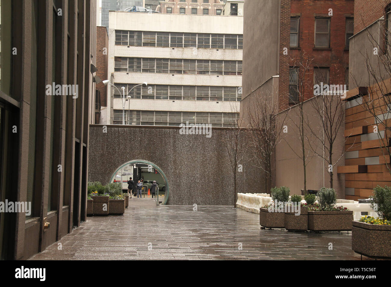 Glas Wasserfall Tunnel an der McGraw-Hill Park in Midtown Manhattan, New York City, USA Stockfoto