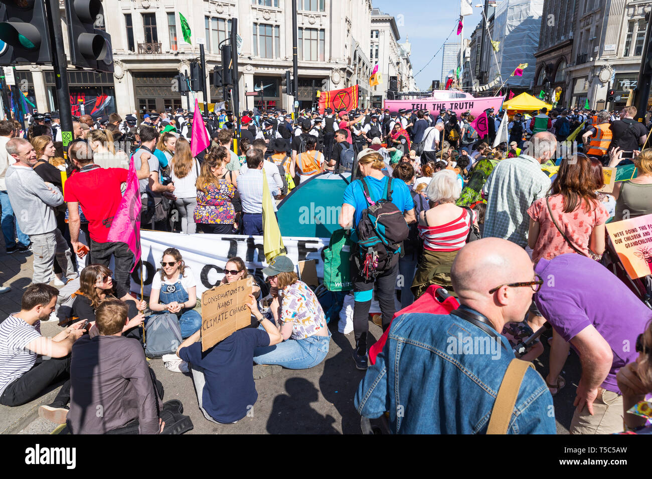 Aussterben Rebellion Demonstranten in Oxford Circus, London Stockfoto