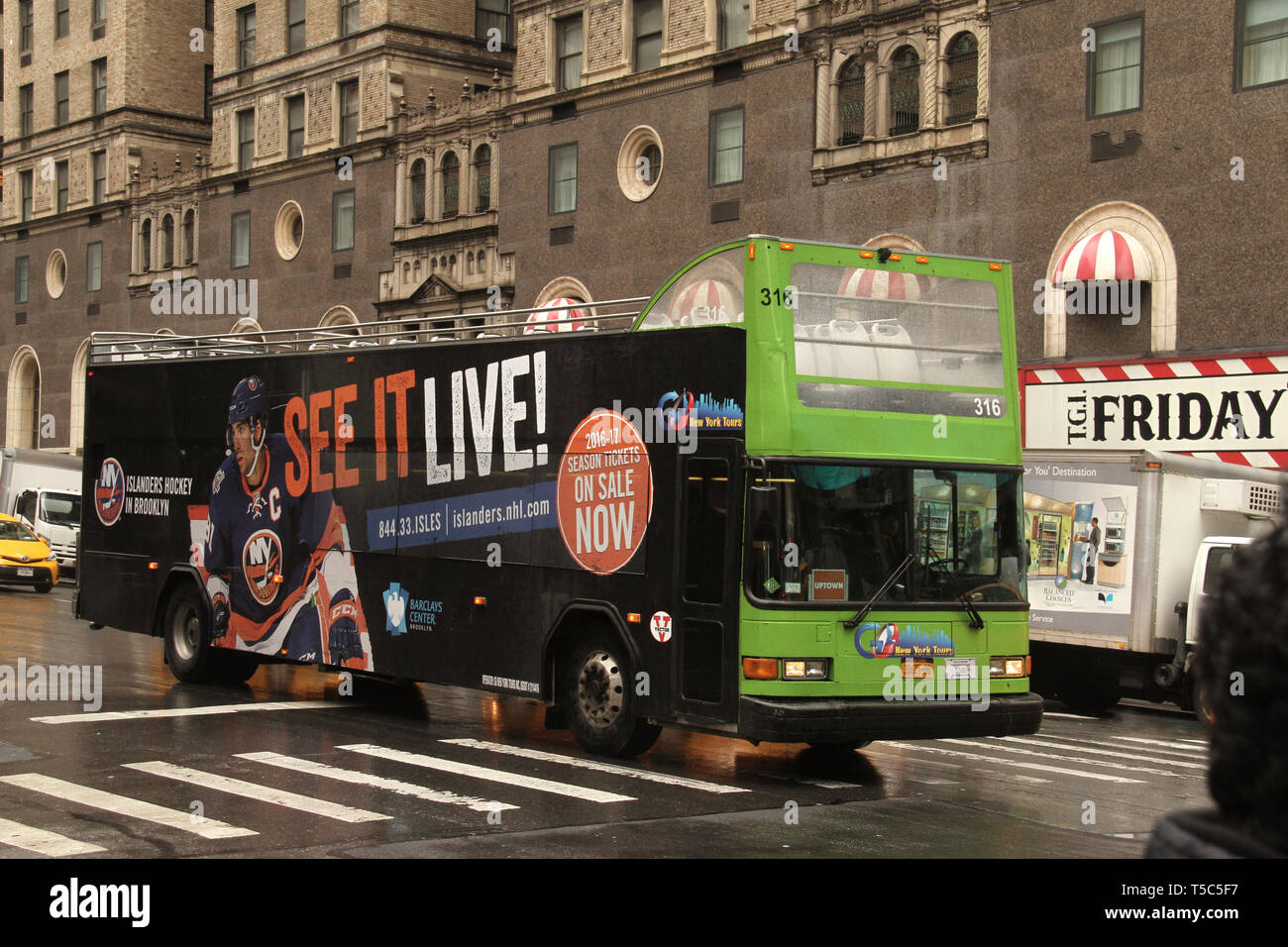 Doppeldecker Bus auf den Straßen von New York City, USA. Selbstklebende Werbung auf der Seite der Bus an. Stockfoto