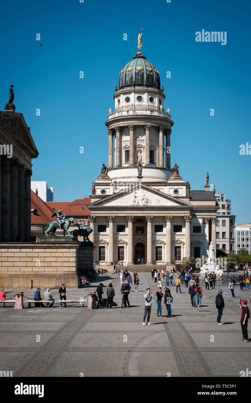 Berlin, Deutschland - April 2019: Touristische Menschen Bilder im Französischen Dom am Gendarmenmarkt im Sommer in Berlin. Stockfoto
