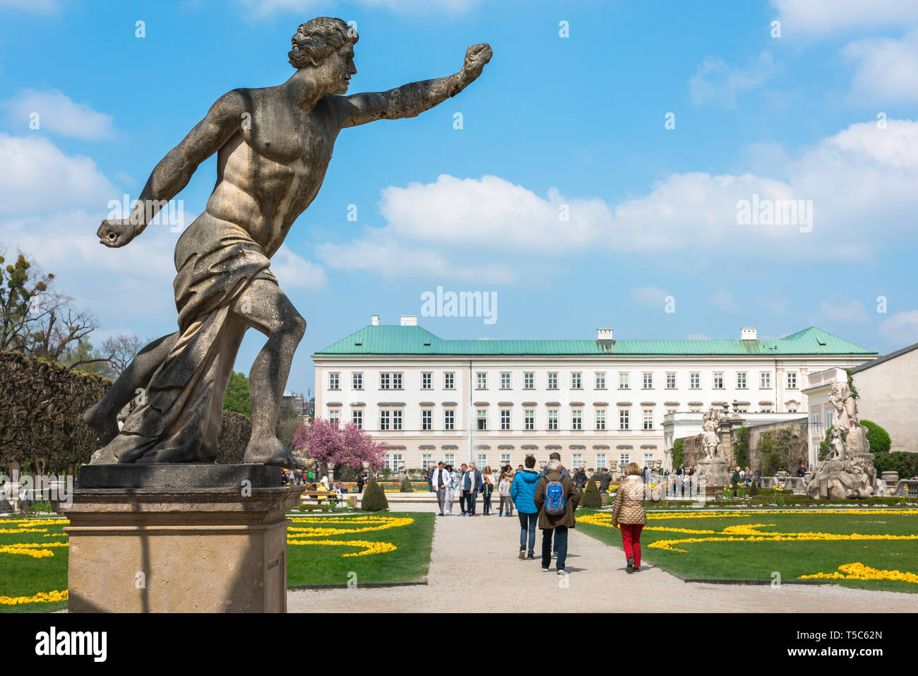 Salzburg Österreich, Blick auf die Touristen durch die Gärten von Schloss Mirabell Bummeln auf einen späten Frühling Morgen in der Stadt Salzburg, Österreich. Stockfoto