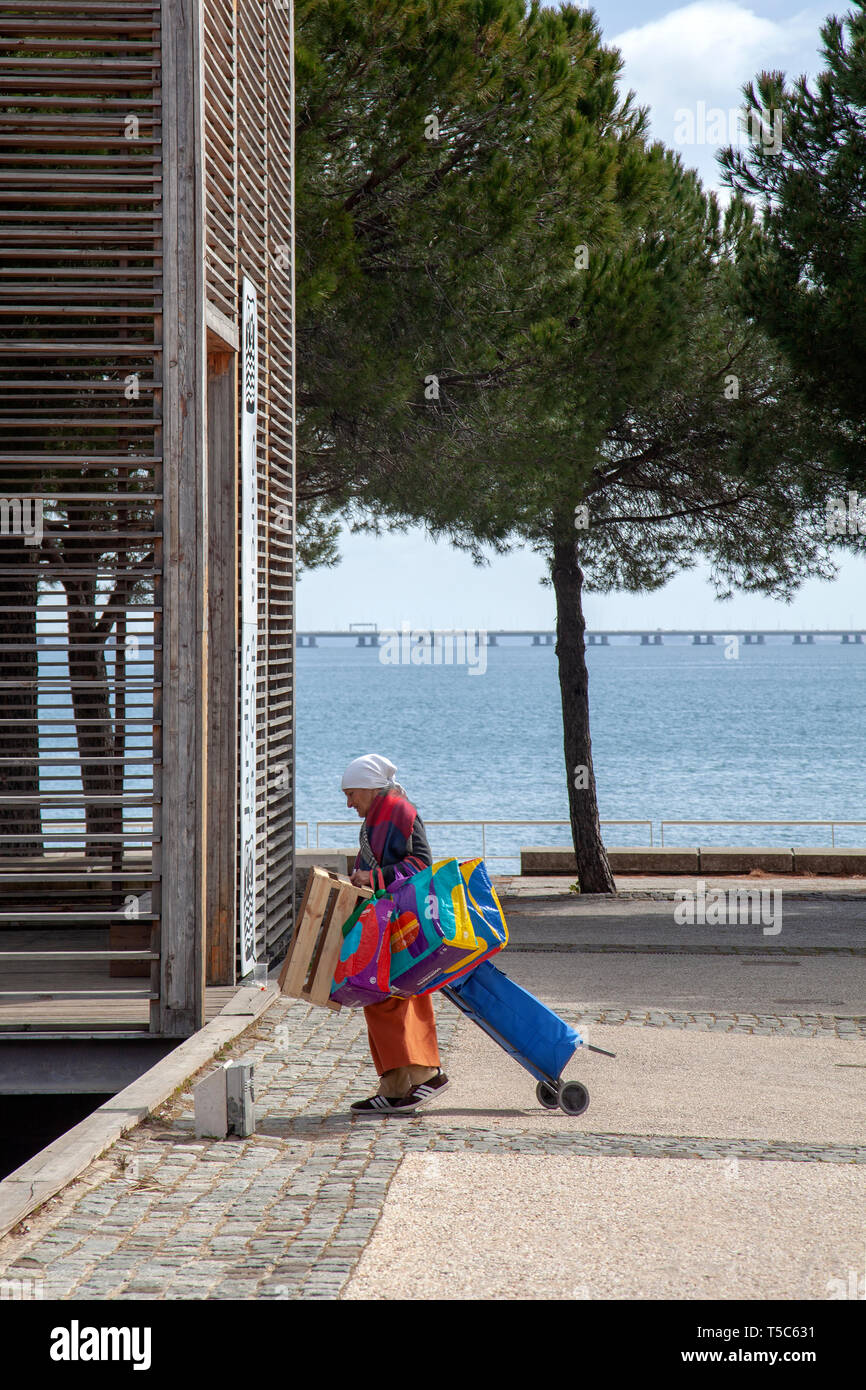 Frau auf Parque das Nações Promenade - Lissabon, Portugal Stockfoto
