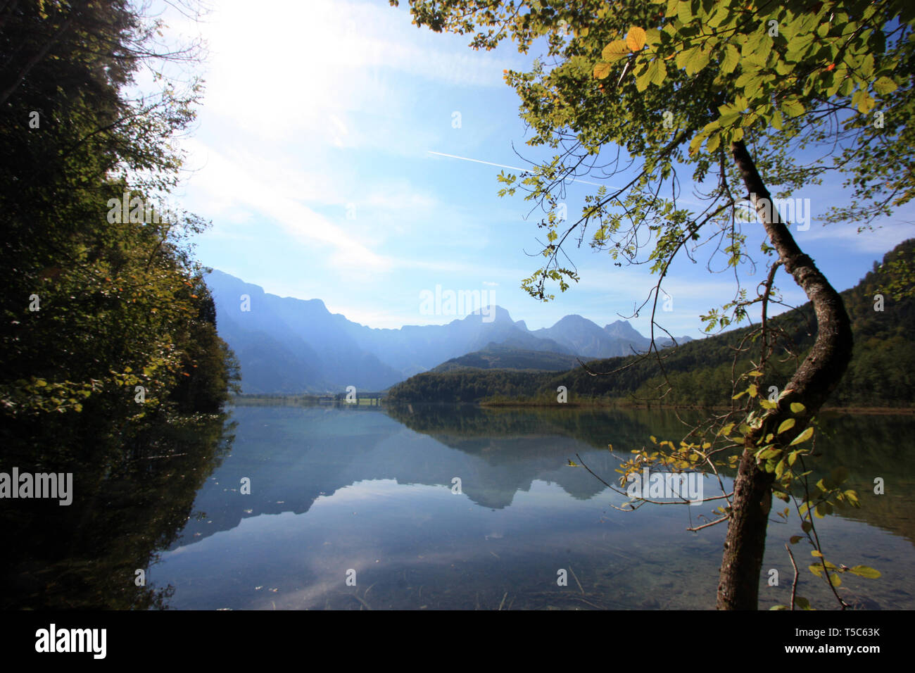 Malerischer Blick auf den flachen das kristallklare Wasser der Almsee, in der Nähe von Grünau im Almtal, Oberösterreich, Österreich Stockfoto