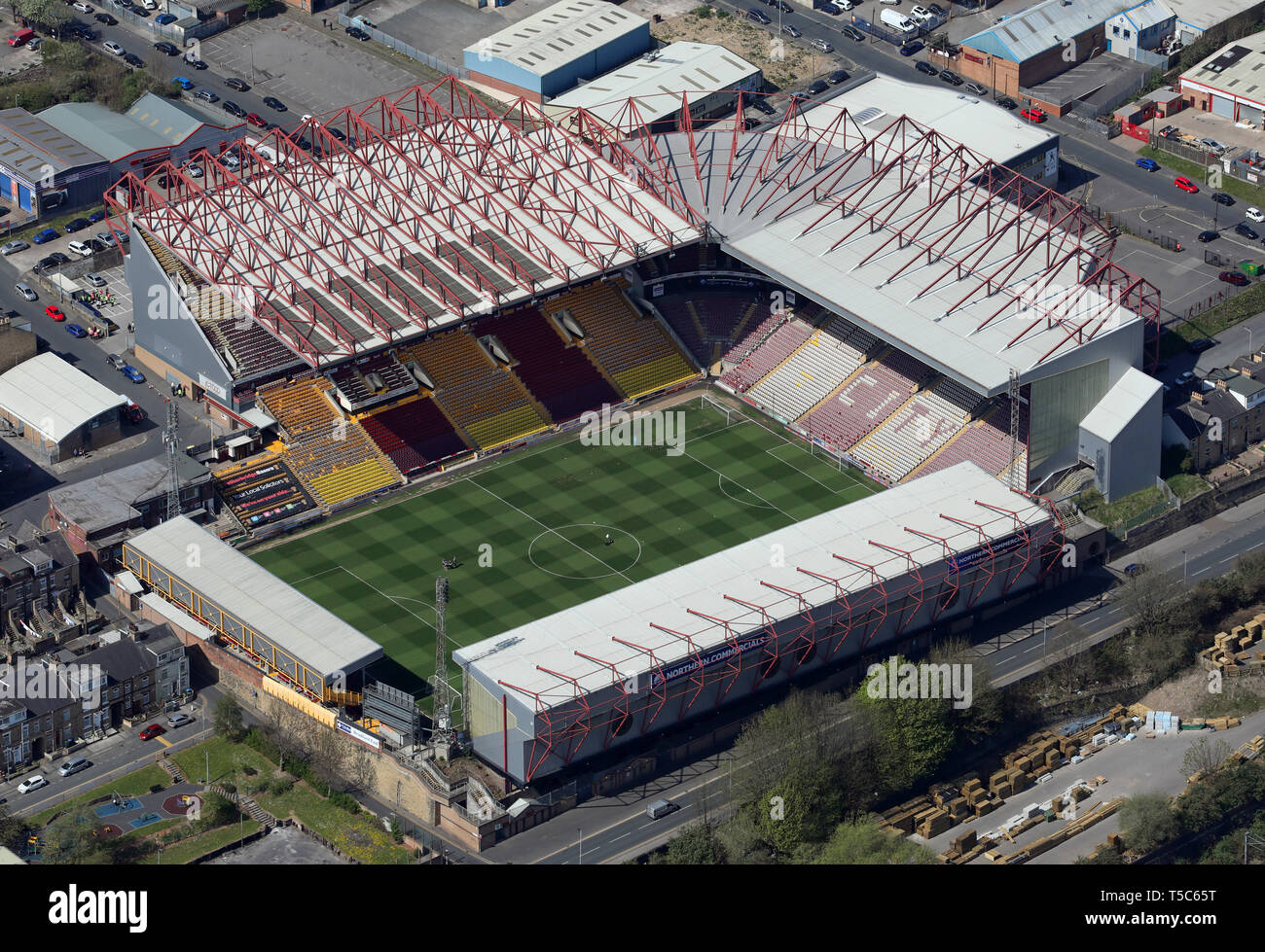 Luftaufnahme des Utilita Energie (ehemals Northern Kommerzielle) Stadion, das Tal Parade, Bradford Stockfoto
