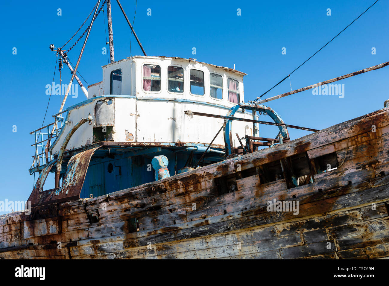 Abgebrochene Fischerboot, Polis Hafen im Nordwesten von Zypern Stockfoto