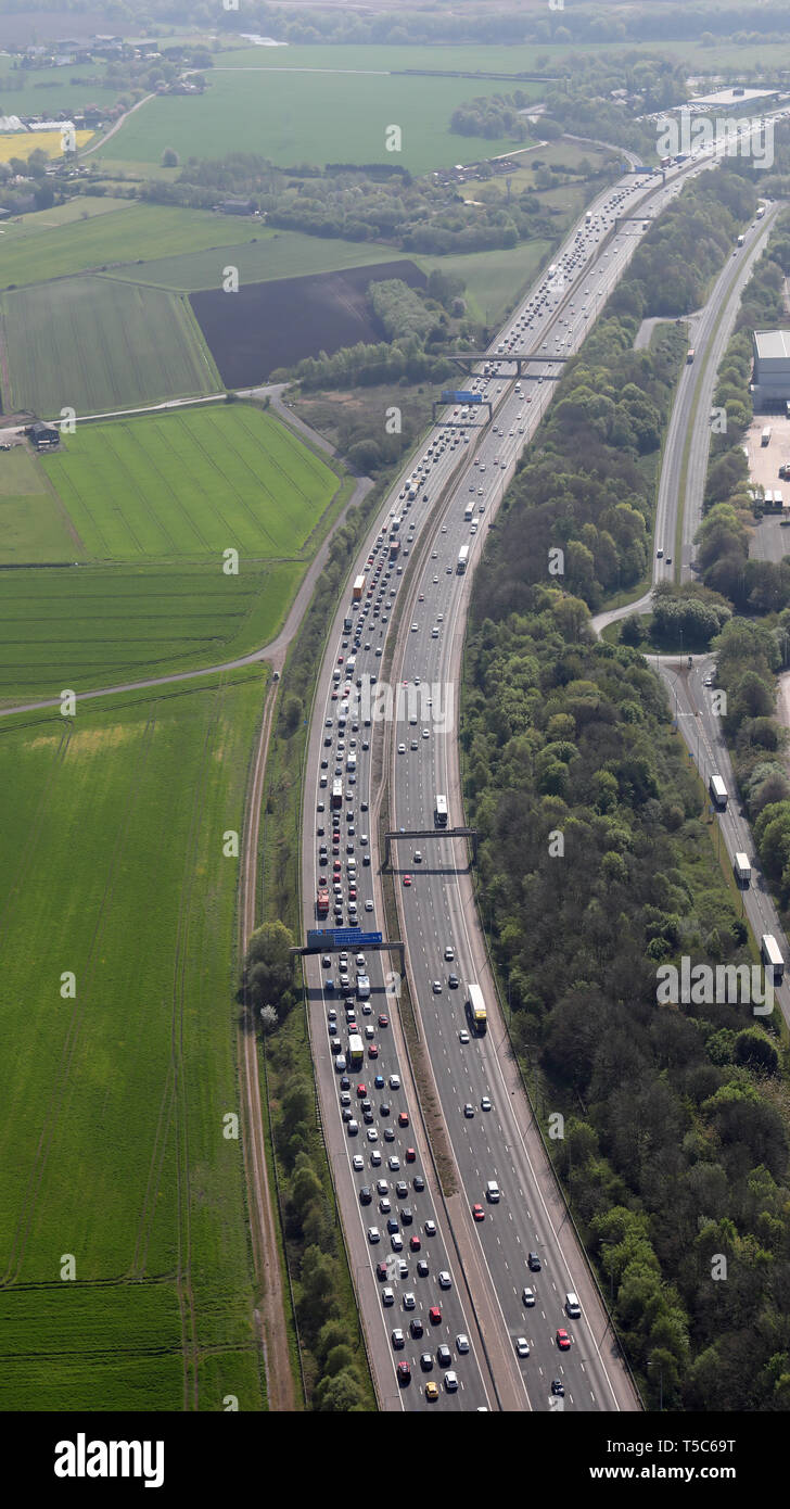 Portrait Luftaufnahme von statischen stationäre Verkehr auf die M6 südlich in Warrington suchen in Richtung Ausfahrt 21 in der Ferne Stockfoto