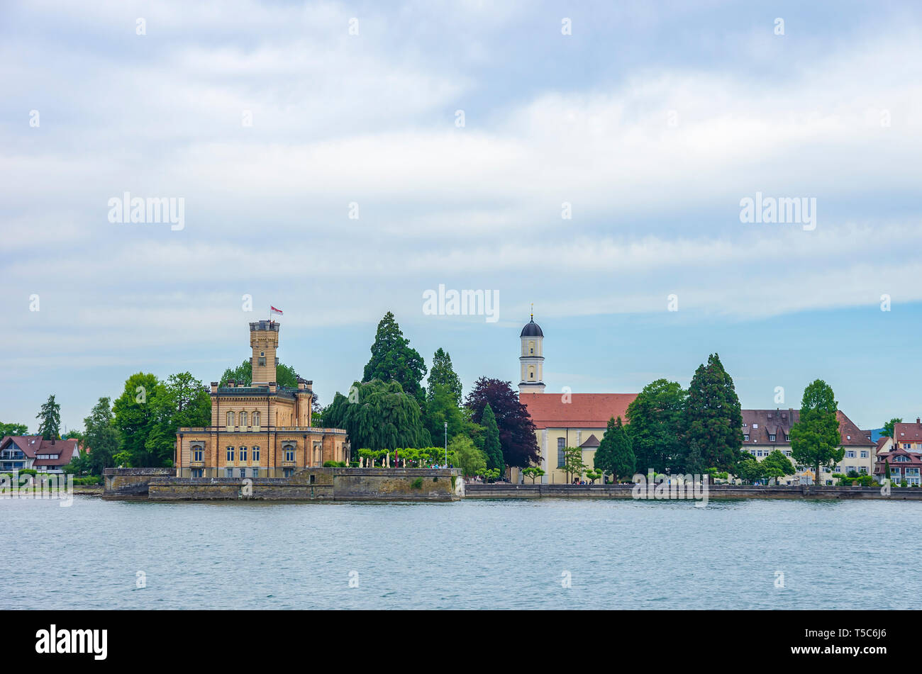 Am See Blick auf Schloss Montfort in Langenargen am Bodensee, Baden-Württemberg, Deutschland. Stockfoto