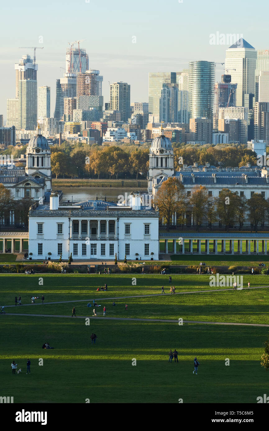 Die Londoner Skyline von Greenwich Park gesehen, zeigt das Queen's House, London, Großbritannien Stockfoto