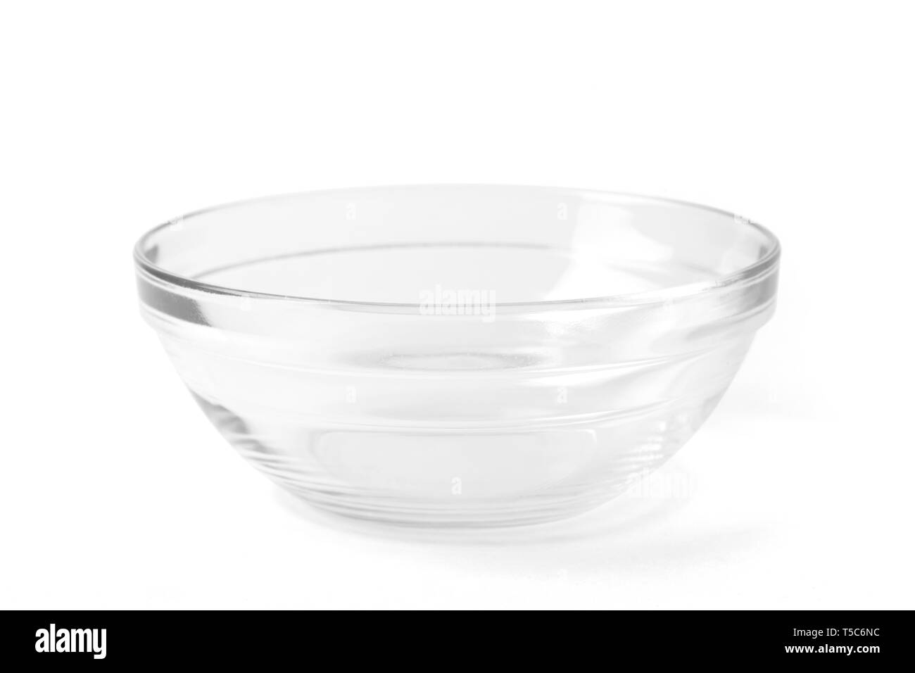 Transparente leere Glas Schüssel für Suppe und Salat, mit einem Pfad auf weißem Hintergrund. Stockfoto