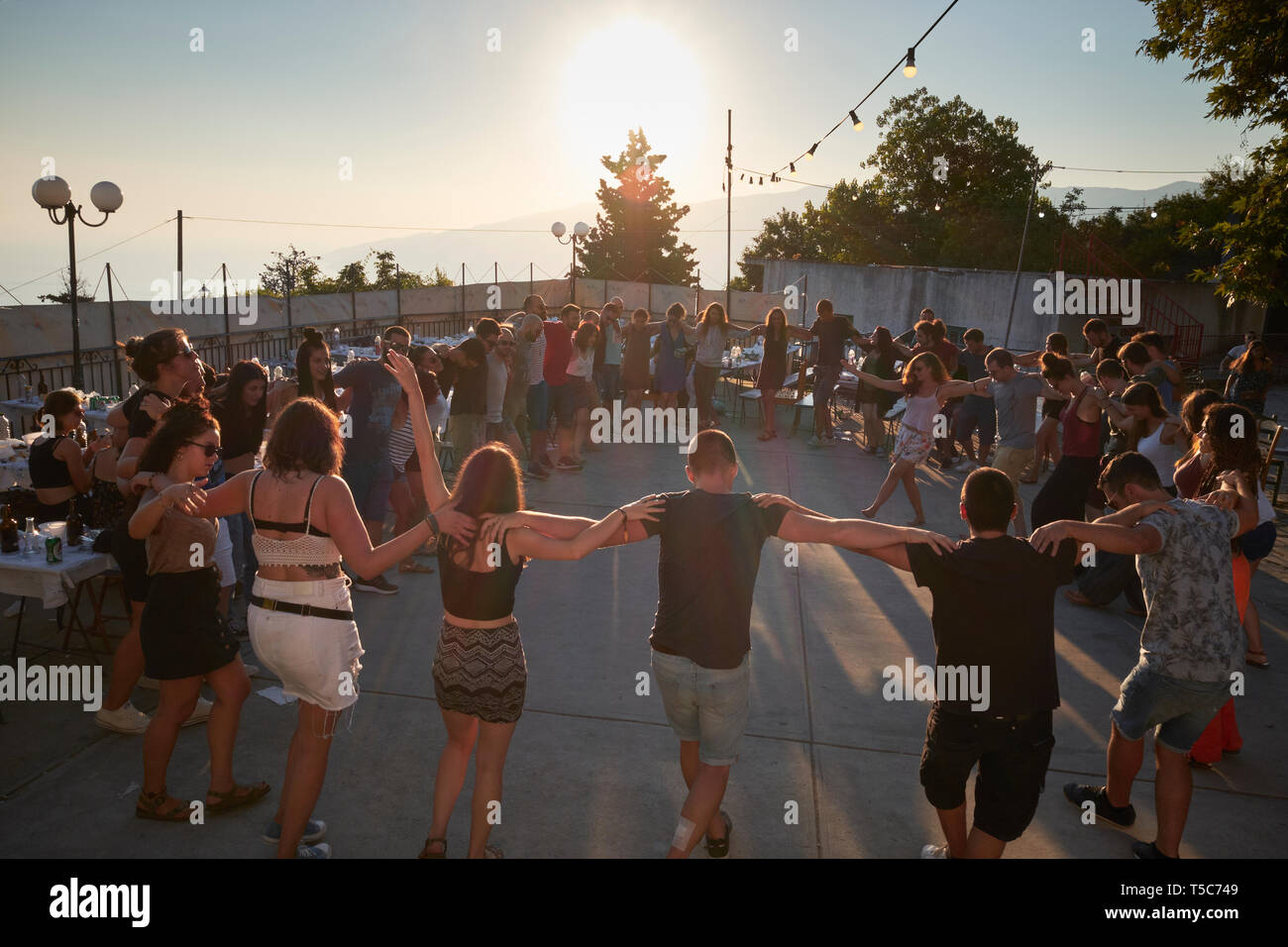 Eine panegyri, oder Dorf Festival der traditionellen Musik und Volkstanz, auf der griechischen Insel Ikaria im Ägäischen Meer. Stockfoto