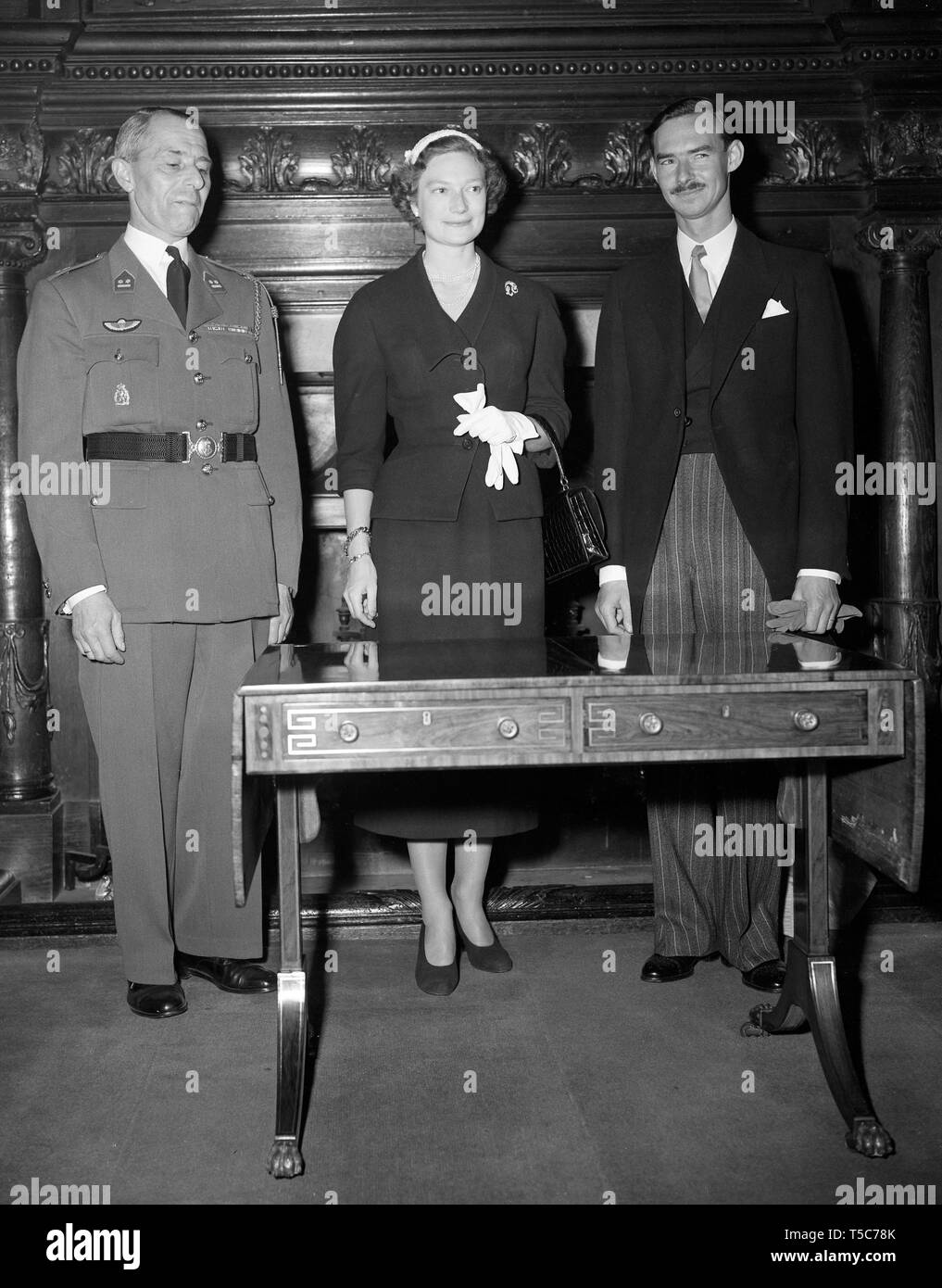 Prinzessin Josephine-Charlotte und Prinz Jean von Luxemburg (R), die nach London für die Krönung kam, erhielt ein Stück Englisch antike Möbel als Hochzeitsgeschenk von der belgischen Kolonie in London. Die frühen Regency kingwood Sofa Tisch Intarsien mit Messing war als Geschenk von Oberstleutnant E. Delelienne (l), der Belgischen militärischen Attache vorgestellt. Stockfoto