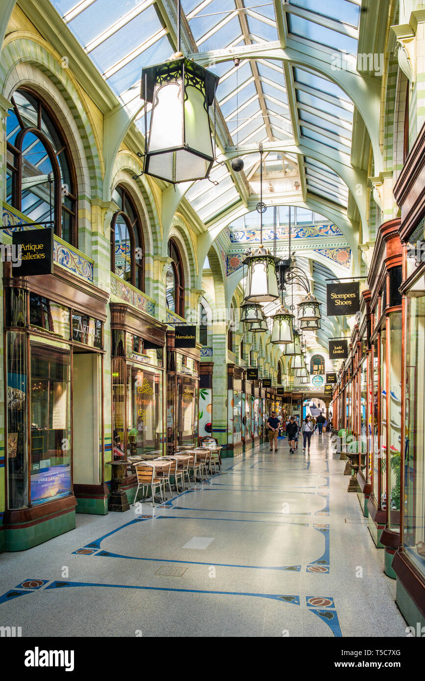 Norwich Royal Arcade, die vom Marktplatz in Richtung Norwich Castle läuft und wurde nach den Plänen des Architekten George Skipper im Jahr 1899 konzipiert. Norfolk, England, UK. Stockfoto