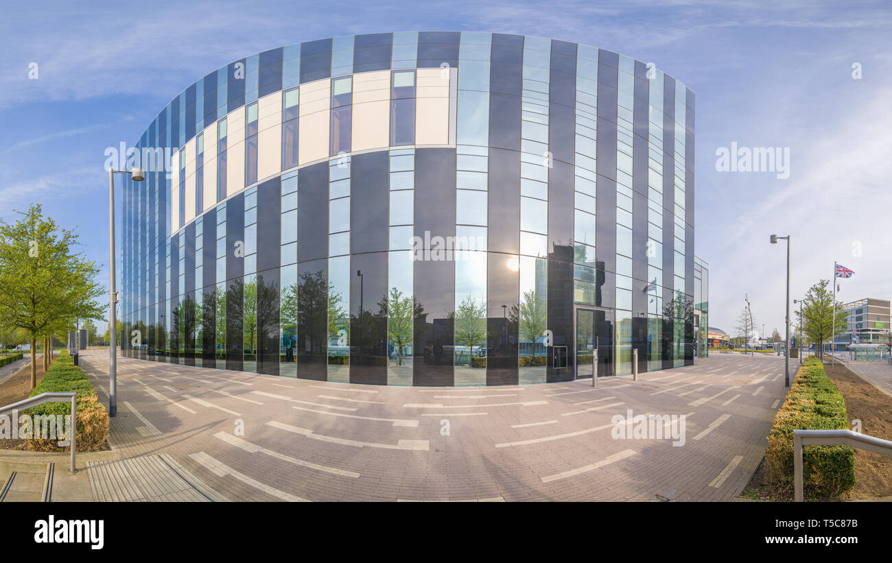 Die Moderne, Glas und Stahl, lokale Regierung Gebäude namens Cube im Stadtzentrum von Corby, England. Stockfoto