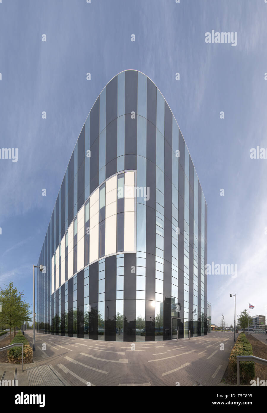 Die Moderne, Glas und Stahl, lokale Regierung Gebäude namens Cube im Stadtzentrum von Corby, England. Stockfoto
