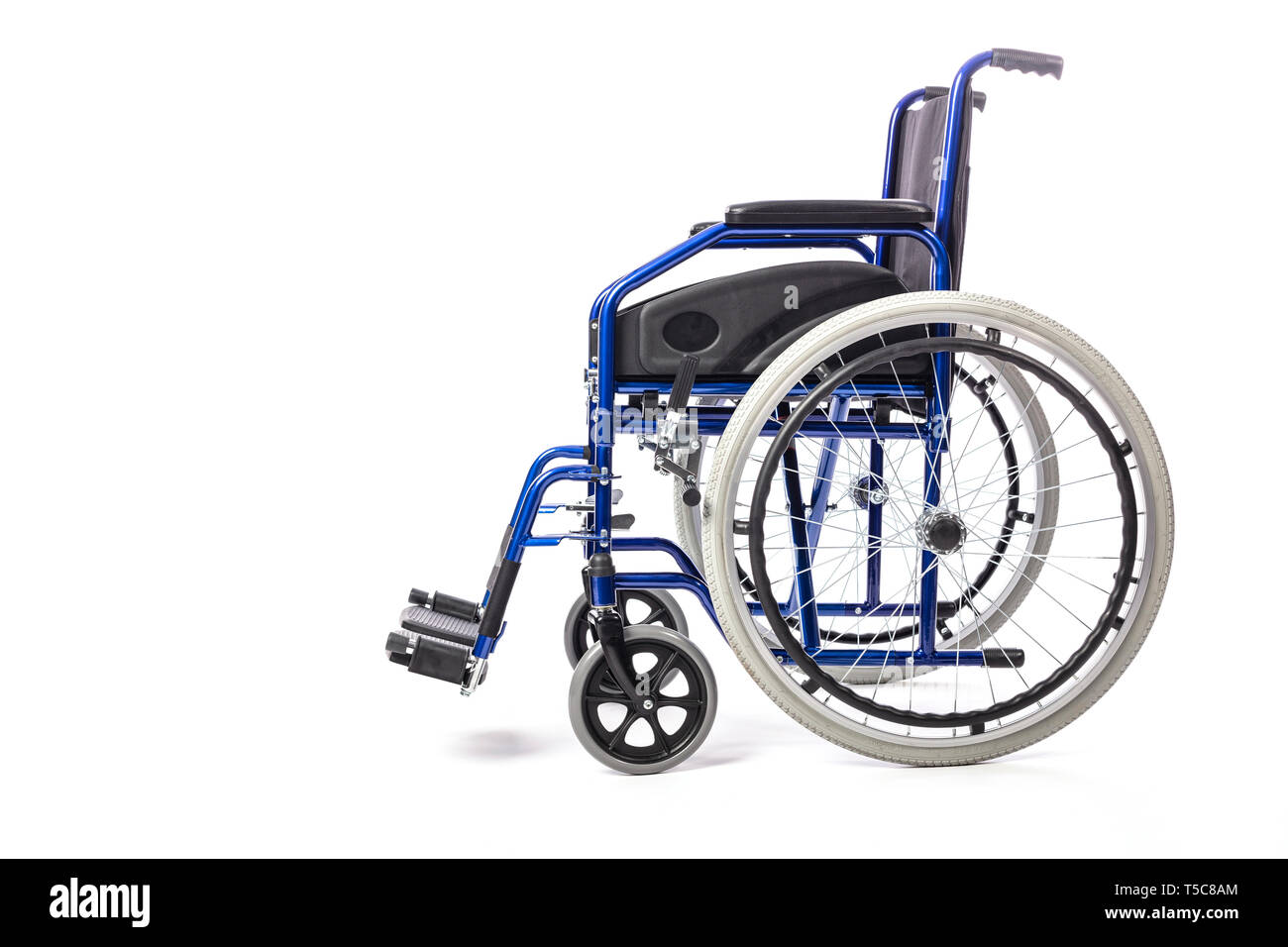 Detail eines klassischen Rollstuhl für körperliche Behinderung auf einem weißen Hintergrund. Begriff der Krankenhausversorgung und Behinderung, Seitenansicht Stockfoto