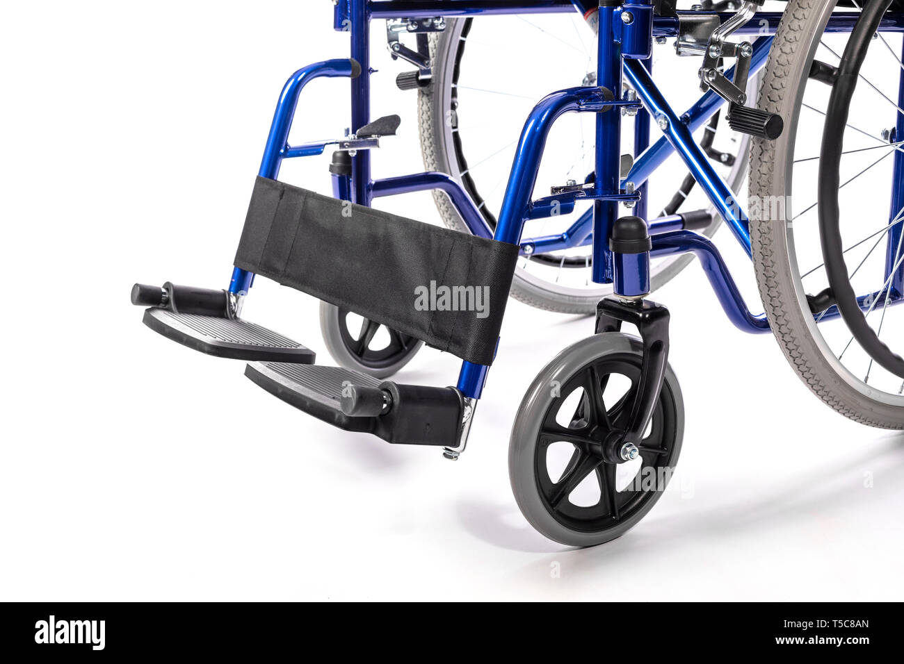 Detail eines klassischen Rollstuhl für körperliche Behinderung auf einem weißen Hintergrund. Begriff der Krankenhausversorgung und Behinderung. Stockfoto