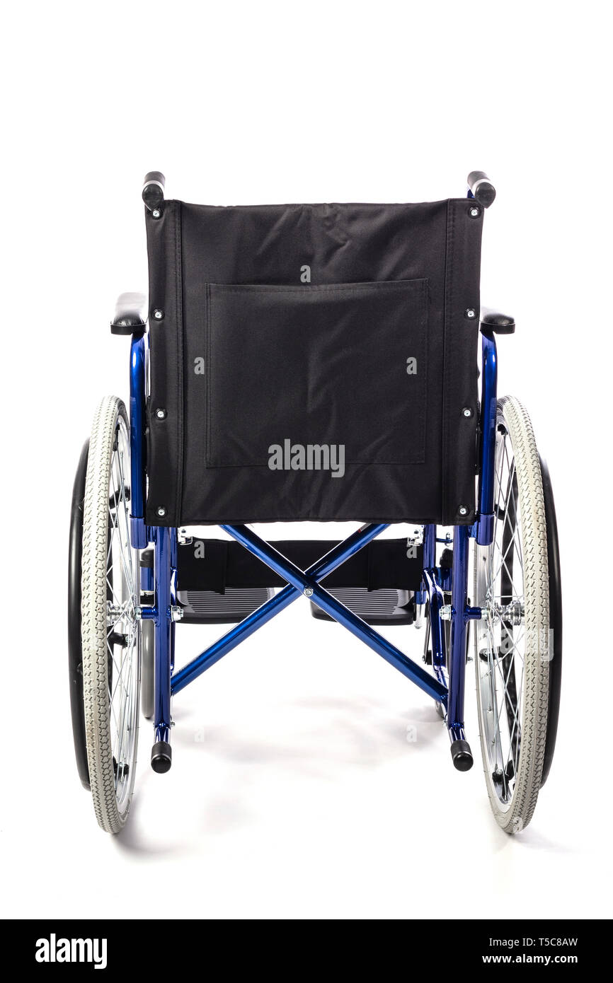Detail eines klassischen Rollstuhl für körperliche Behinderung auf einem weißen Hintergrund. Begriff der Krankenhausversorgung und Behinderung, Rückansicht Stockfoto
