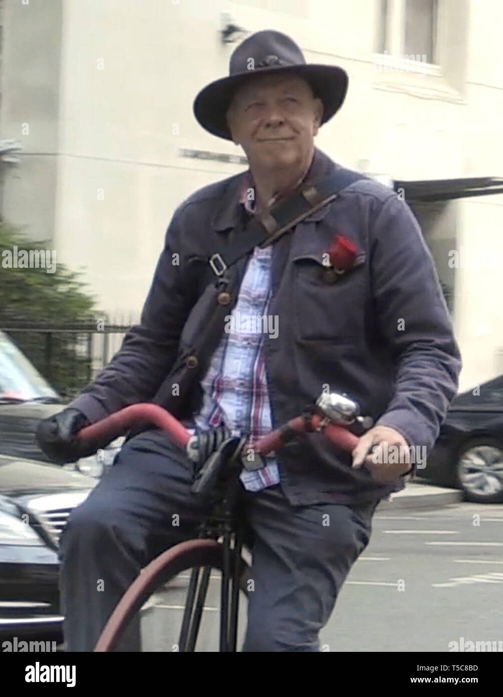 Alan Preis auf seine penny-farthing in Central London, ist er aufgefordert, Nigel Farage, ihm einen Job in der Brexit Partei geben. Stockfoto