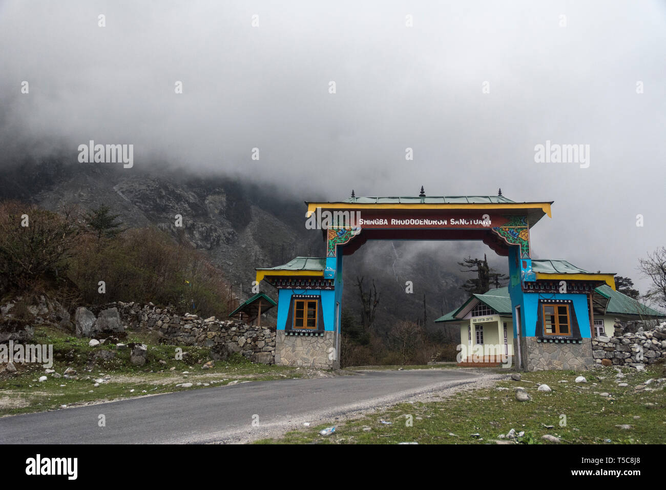Shingba Rhododendron Sanctuary Eingangstor in der Nähe von Lachung, Sikkim, Indien. Stockfoto