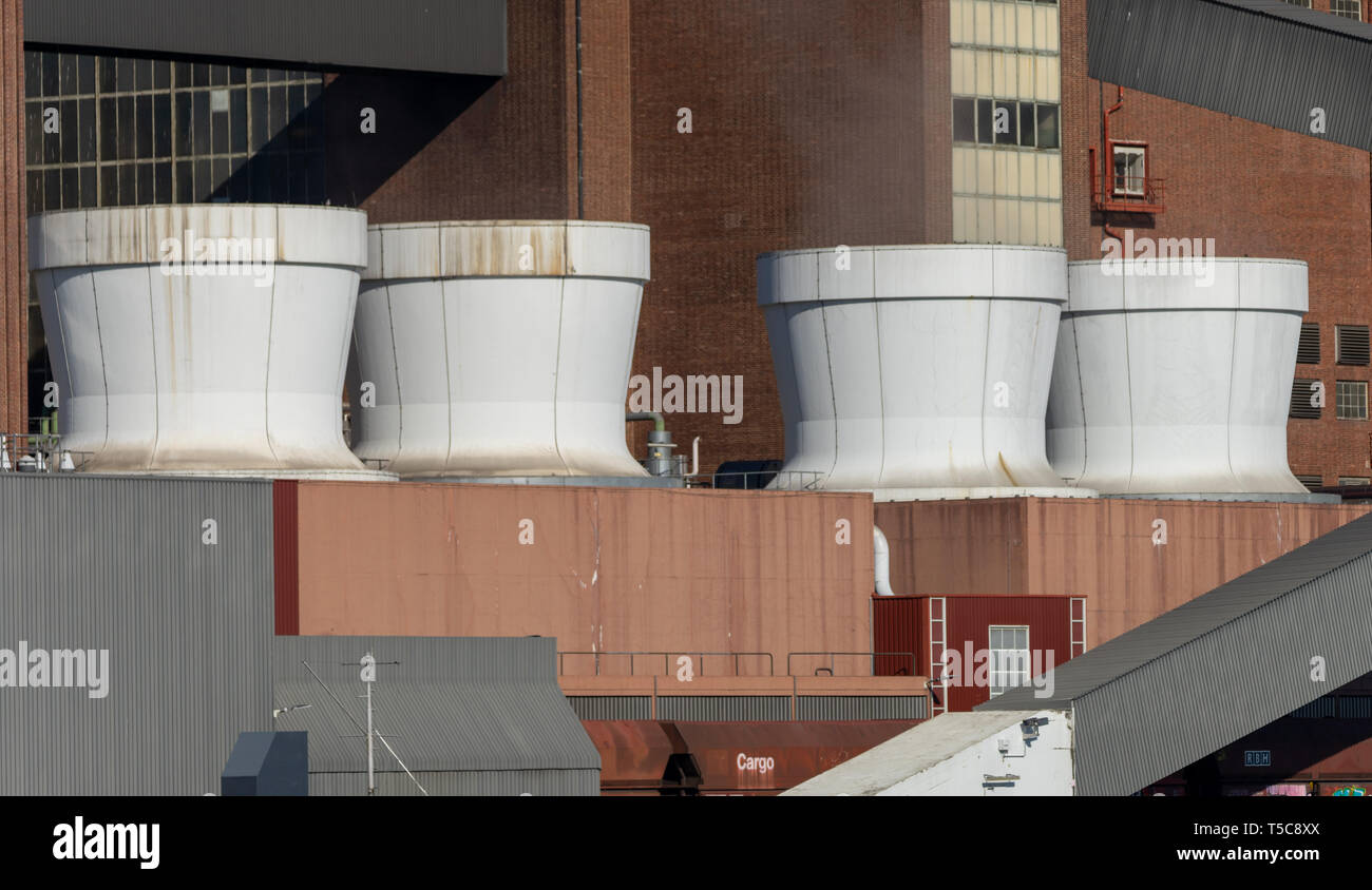 Wolfsburg, Deutschland, April 20., 2019: Die Kühltürme des Kraftwerks für den Volkswagen Car Factory Stockfoto