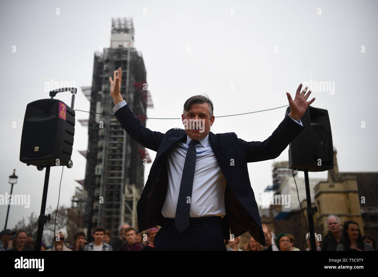 Shadow Gesundheit Sekretärin Jon Ashworth spricht während einer Aussterben Rebellion Protest am Parliament Square, Westminster, London. Mehr als 1.000 Menschen haben während der Klimawandel Proteste in London verhaftet worden, als die Polizei den Straßensperren verantwortlich für Störungen in der Hauptstadt gelöscht. Stockfoto