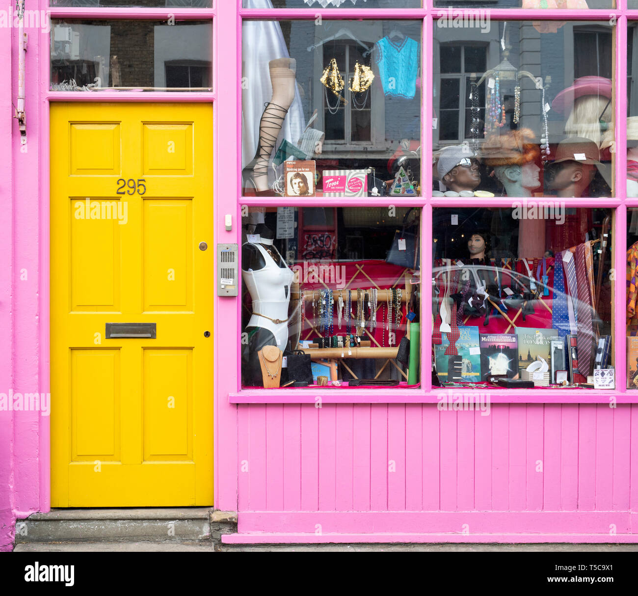 Vintage second hand kleidung shop. 295 Portobello Road. Notting Hill, London Stockfoto