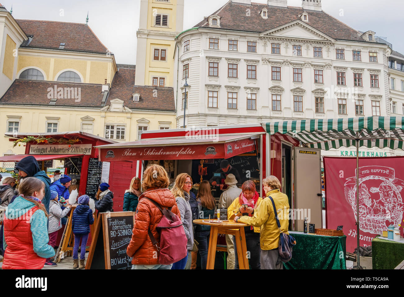 Wien, Österreich Ostern open air Lebensmittelmarkt Altwiener Ostermarkt Freyung. Wien, Osterreich Street Market. Österreichischen Regionen Händler verkaufen Essen & Getränke. Stockfoto