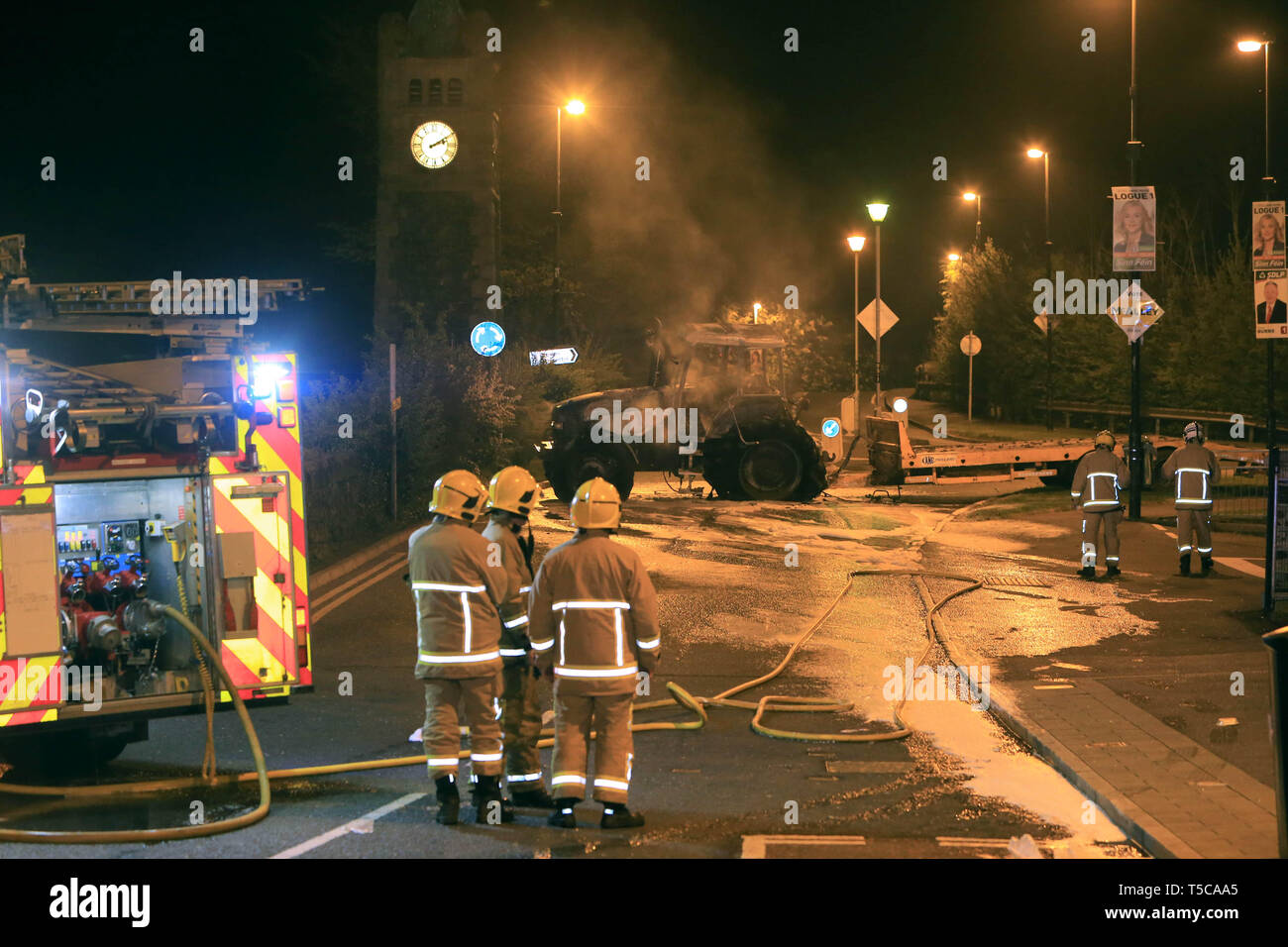CRUMLIN, County Antrim, Nordirland, 19/April/2019 - die Szenen eine Stunde nach dem anderen Doppel ATM wurde vom örtlichen Tesco Supermarkt gestohlen. Ein Bagger war steigen und einen Traktor und Anhänger Set wurde auch heraus gefunden auf der Hauptstraße in Crumlin Dorf verbrannt. Bereich geschlossen aus der Polizei. Foto/Paul McErlane Stockfoto
