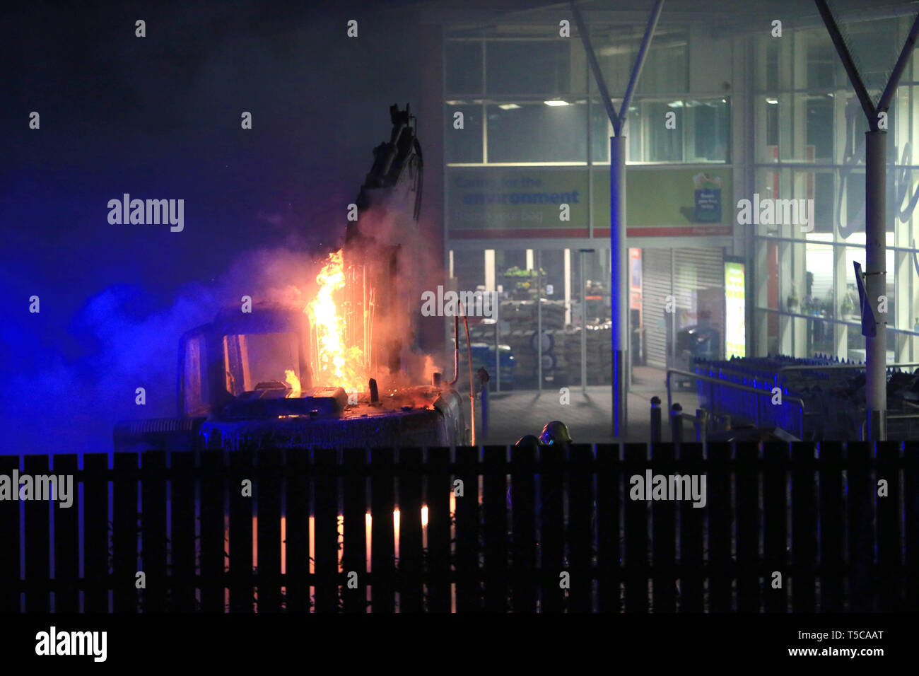 CRUMLIN, County Antrim, Nordirland, 19/April/2019 - die Szenen eine Stunde nach dem anderen Doppel ATM wurde vom örtlichen Tesco Supermarkt gestohlen. Ein Bagger war steigen und einen Traktor und Anhänger Set wurde auch heraus gefunden auf der Hauptstraße in Crumlin Dorf verbrannt. Bereich geschlossen aus der Polizei. Foto/Paul McErlane Stockfoto