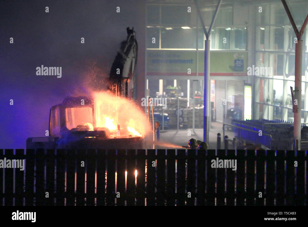 CRUMLIN, County Antrim, Nordirland, 19/April/2019 - die Szenen eine Stunde nach dem anderen Doppel ATM wurde vom örtlichen Tesco Supermarkt gestohlen. Ein Bagger war steigen und einen Traktor und Anhänger Set wurde auch heraus gefunden auf der Hauptstraße in Crumlin Dorf verbrannt. Bereich geschlossen aus der Polizei. Foto/Paul McErlane Stockfoto