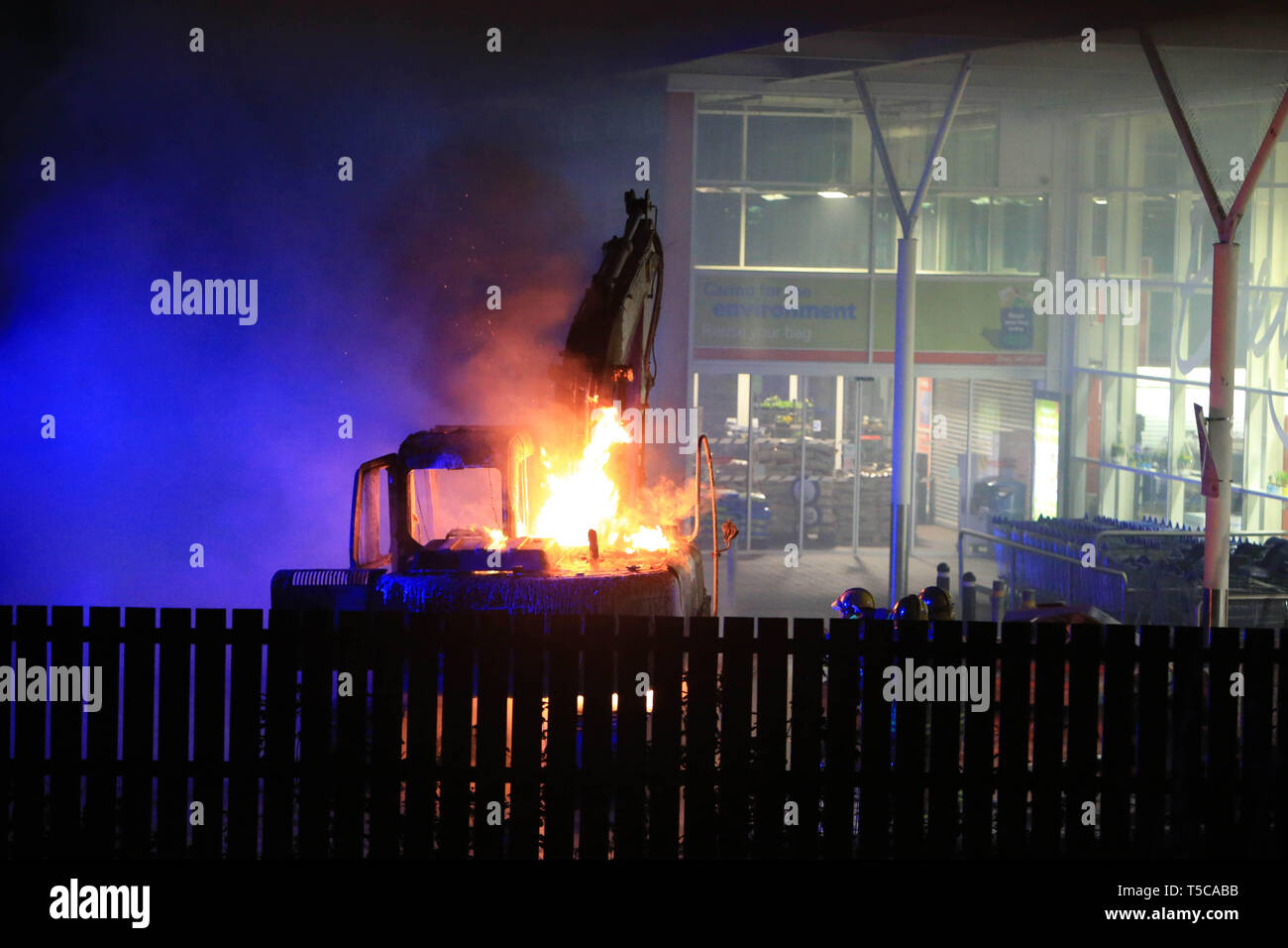 CRUMLIN, County Antrim, Nordirland, 19/April/2019 - die Szenen eine Stunde nach dem anderen Doppel ATM wurde vom örtlichen Tesco Supermarkt gestohlen. Ein Bagger war steigen und einen Traktor und Anhänger Set wurde auch heraus gefunden auf der Hauptstraße in Crumlin Dorf verbrannt. Bereich geschlossen aus der Polizei. Foto/Paul McErlane Stockfoto