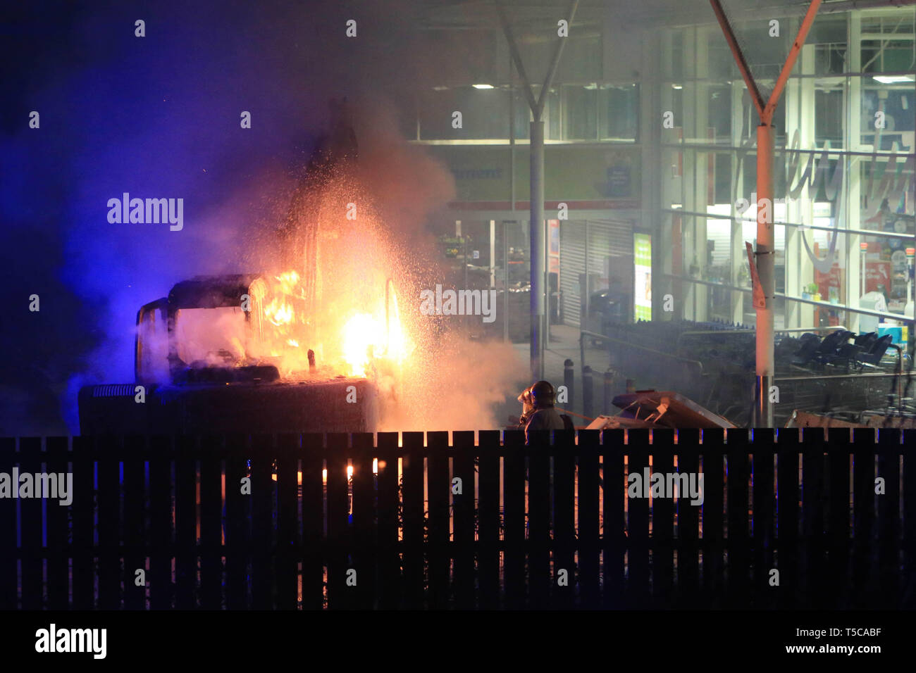 CRUMLIN, County Antrim, Nordirland, 19/April/2019 - die Szenen eine Stunde nach dem anderen Doppel ATM wurde vom örtlichen Tesco Supermarkt gestohlen. Ein Bagger war steigen und einen Traktor und Anhänger Set wurde auch heraus gefunden auf der Hauptstraße in Crumlin Dorf verbrannt. Bereich geschlossen aus der Polizei. Foto/Paul McErlane Stockfoto