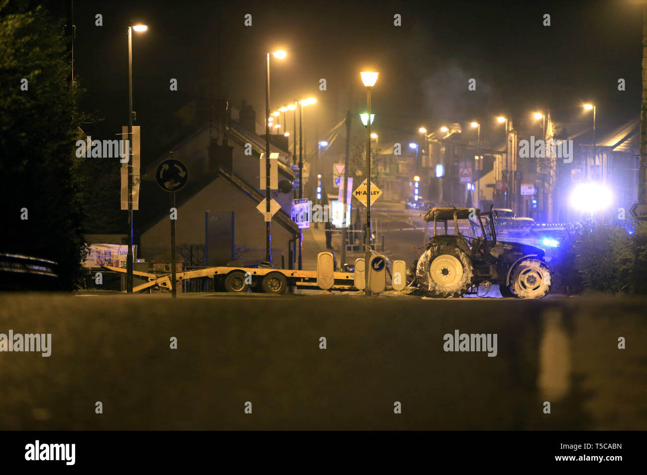 CRUMLIN, County Antrim, Nordirland, 19/April/2019 - die Szenen eine Stunde nach dem anderen Doppel ATM wurde vom örtlichen Tesco Supermarkt gestohlen. Ein Bagger war steigen und einen Traktor und Anhänger Set wurde auch heraus gefunden auf der Hauptstraße in Crumlin Dorf verbrannt. Bereich geschlossen aus der Polizei. Foto/Paul McErlane Stockfoto