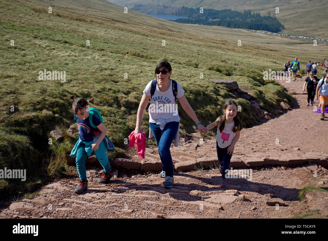 Mutter und Töchter zu Fuß auf den Weg in Richtung Mais du und Pen y Fan. South Wales.de Stockfoto