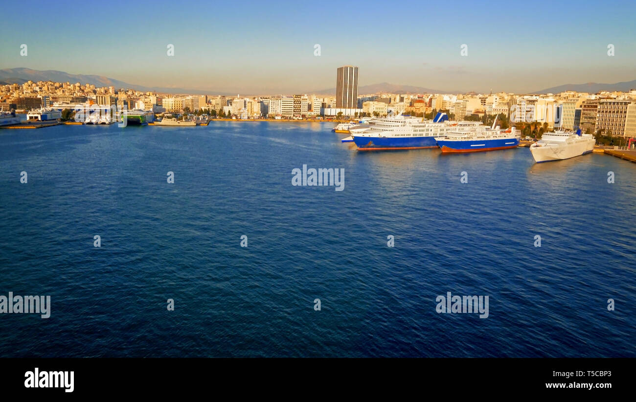 Hafen von Piräus in Athen, Griechenland, Logos entfernt Stockfoto