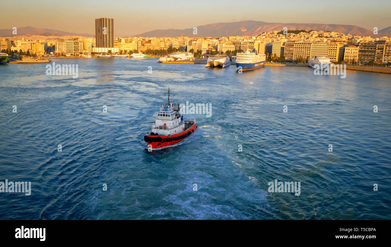 Hafen von Piräus und Athen, Griechenland, Skyline, Logos entfernt Stockfoto