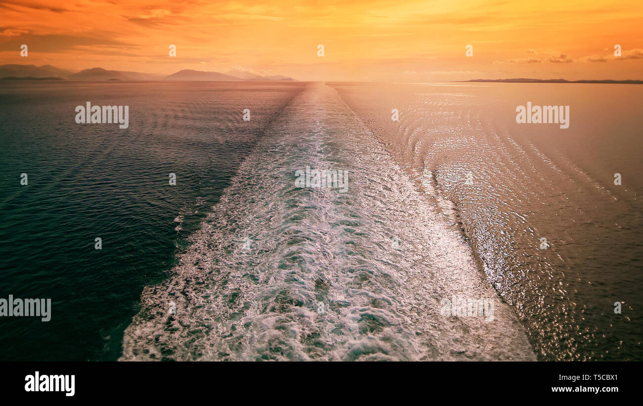 Kreuzfahrtschiff im Mittelmeer bei Sonnenuntergang - Reisen Urlaub Stockfoto