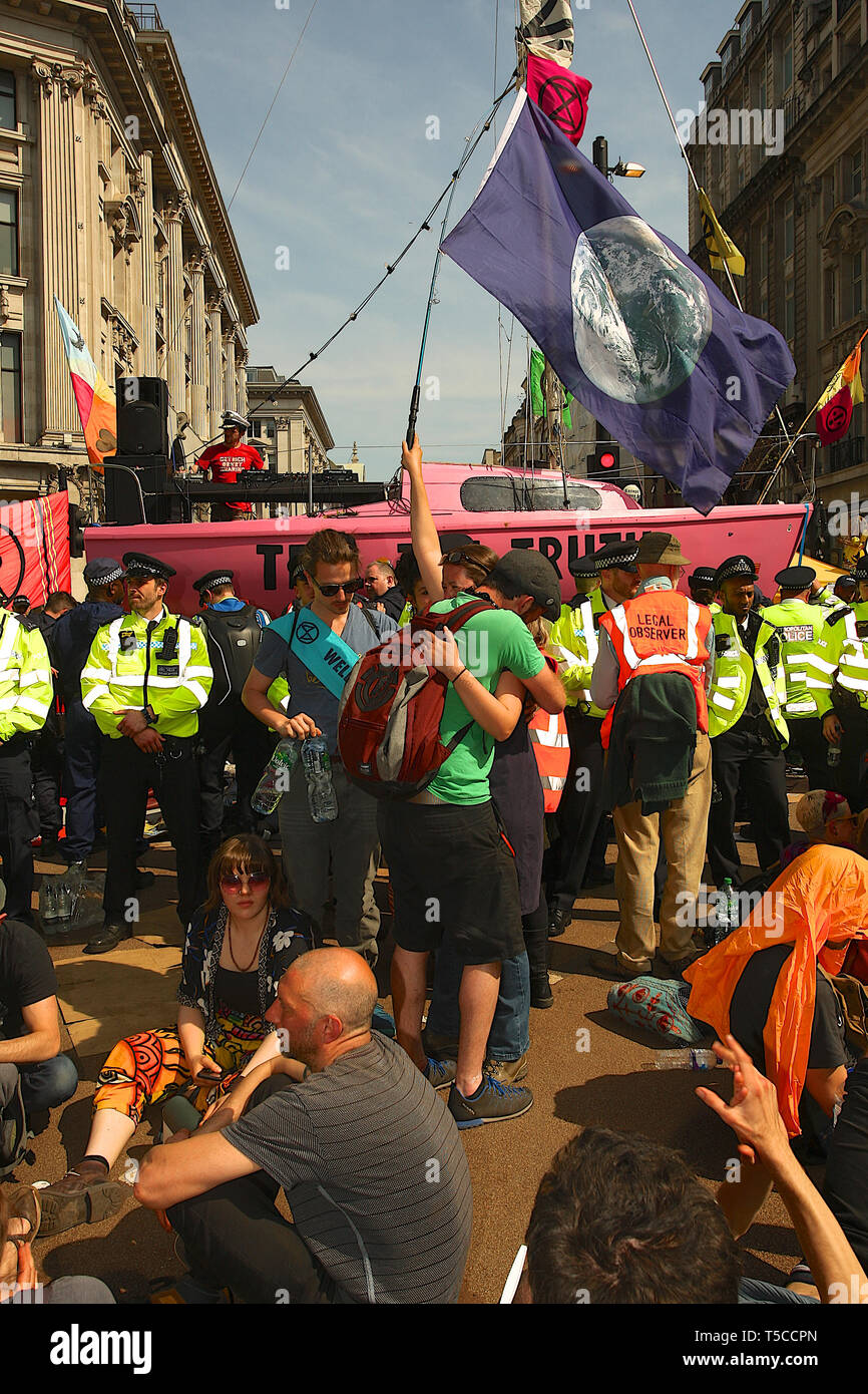 Die Polizei und das Aussterben Rebellion Demonstranten in Oxford Street bewegen Stockfoto