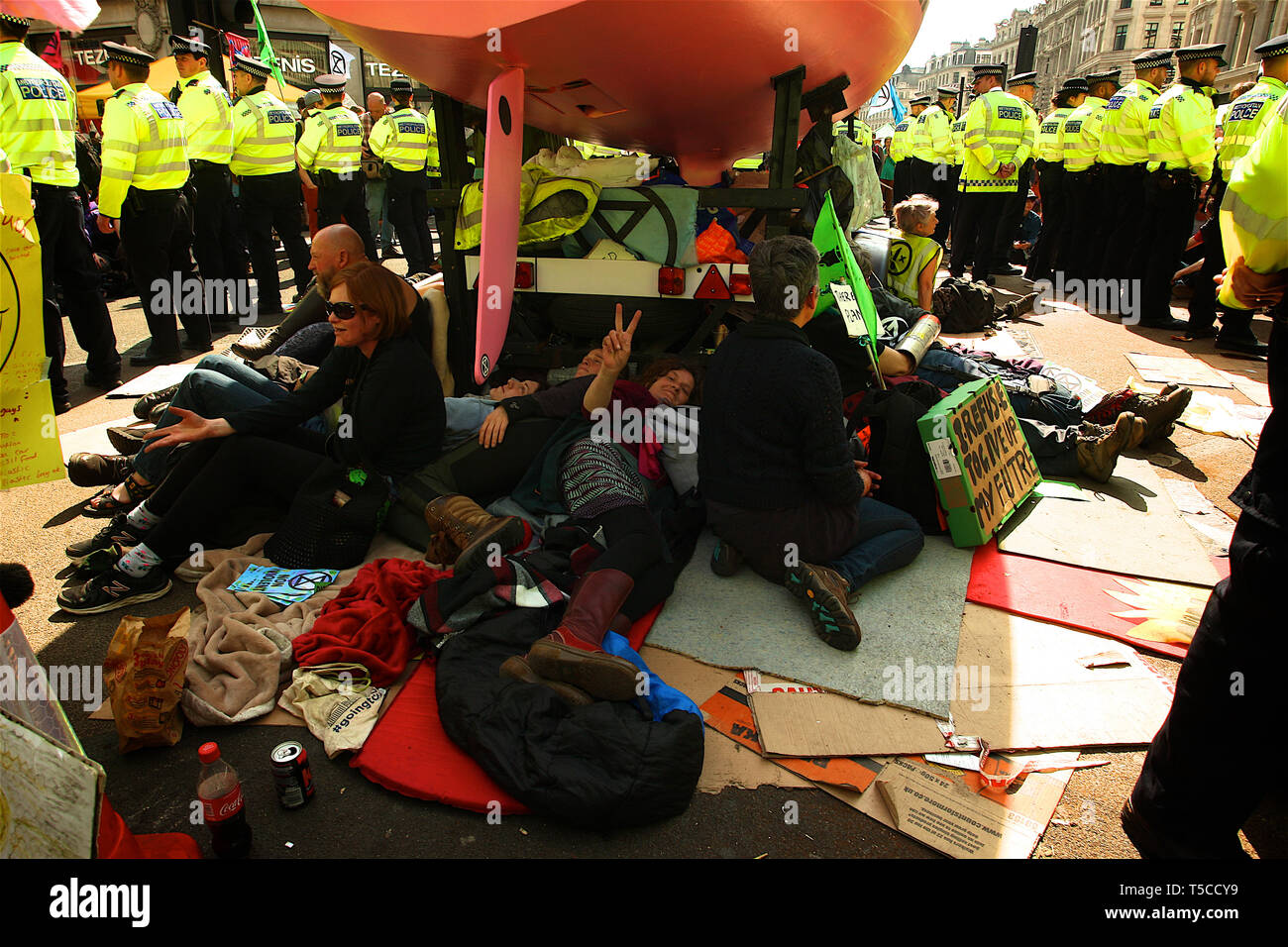 Die Polizei und das Aussterben Rebellion Demonstranten in Oxford Street bewegen Stockfoto