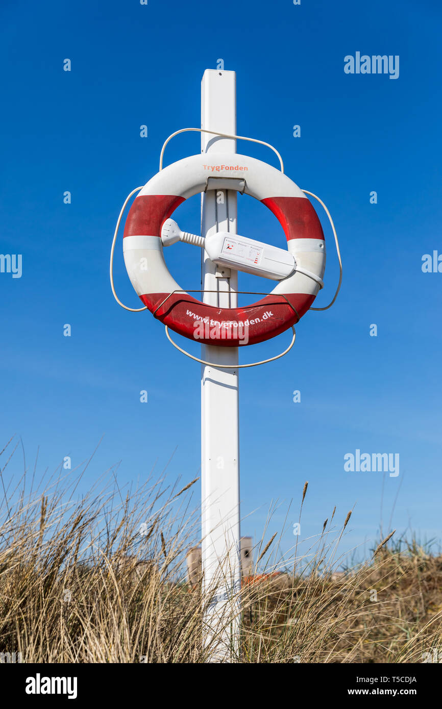 TrygFonden Rettungsring auf einem weißen Stock von einem Strand, Dänemark Stockfoto