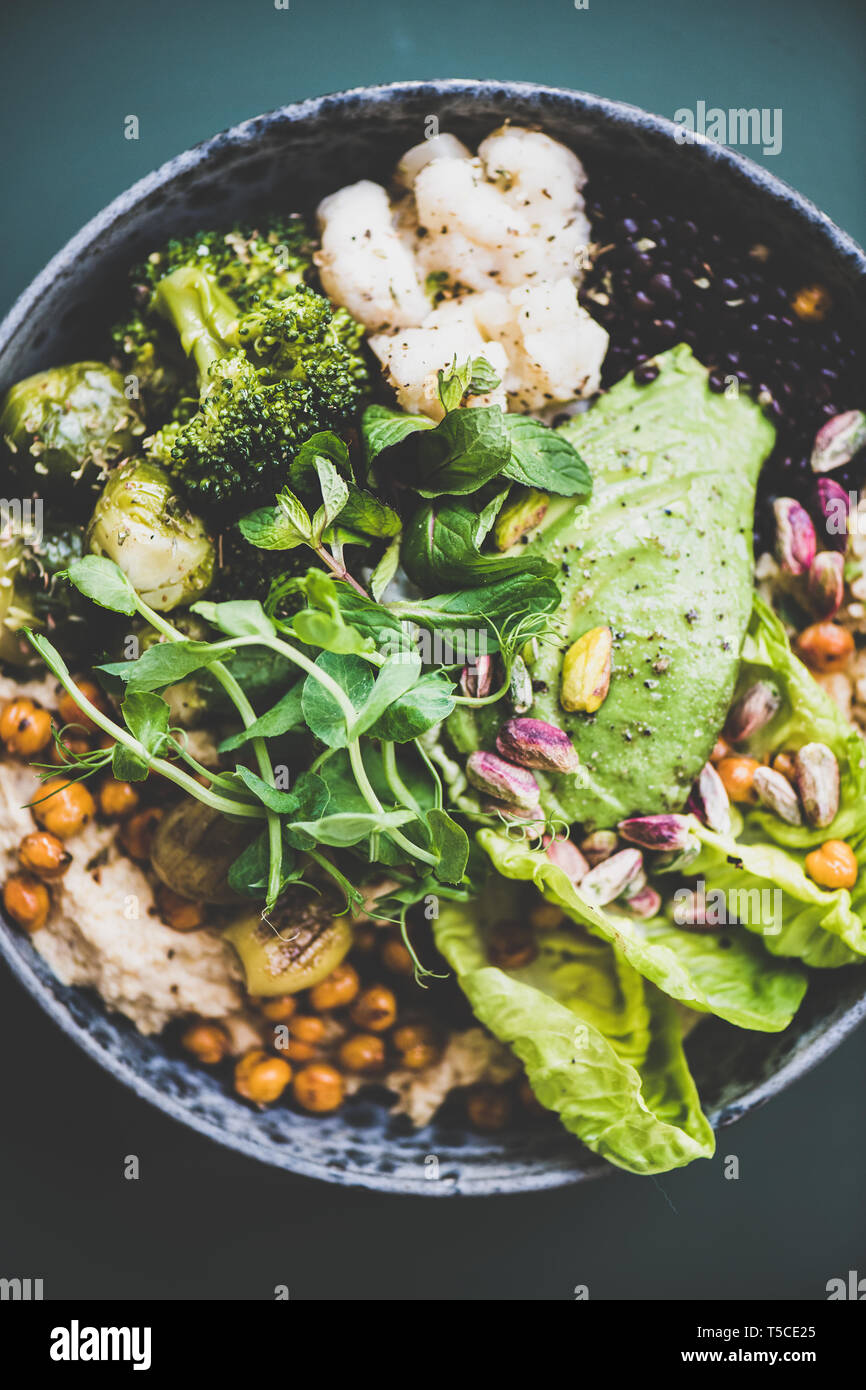 Gesund vegan Superbowl und grünen Smoothie auf Tisch Stockfoto