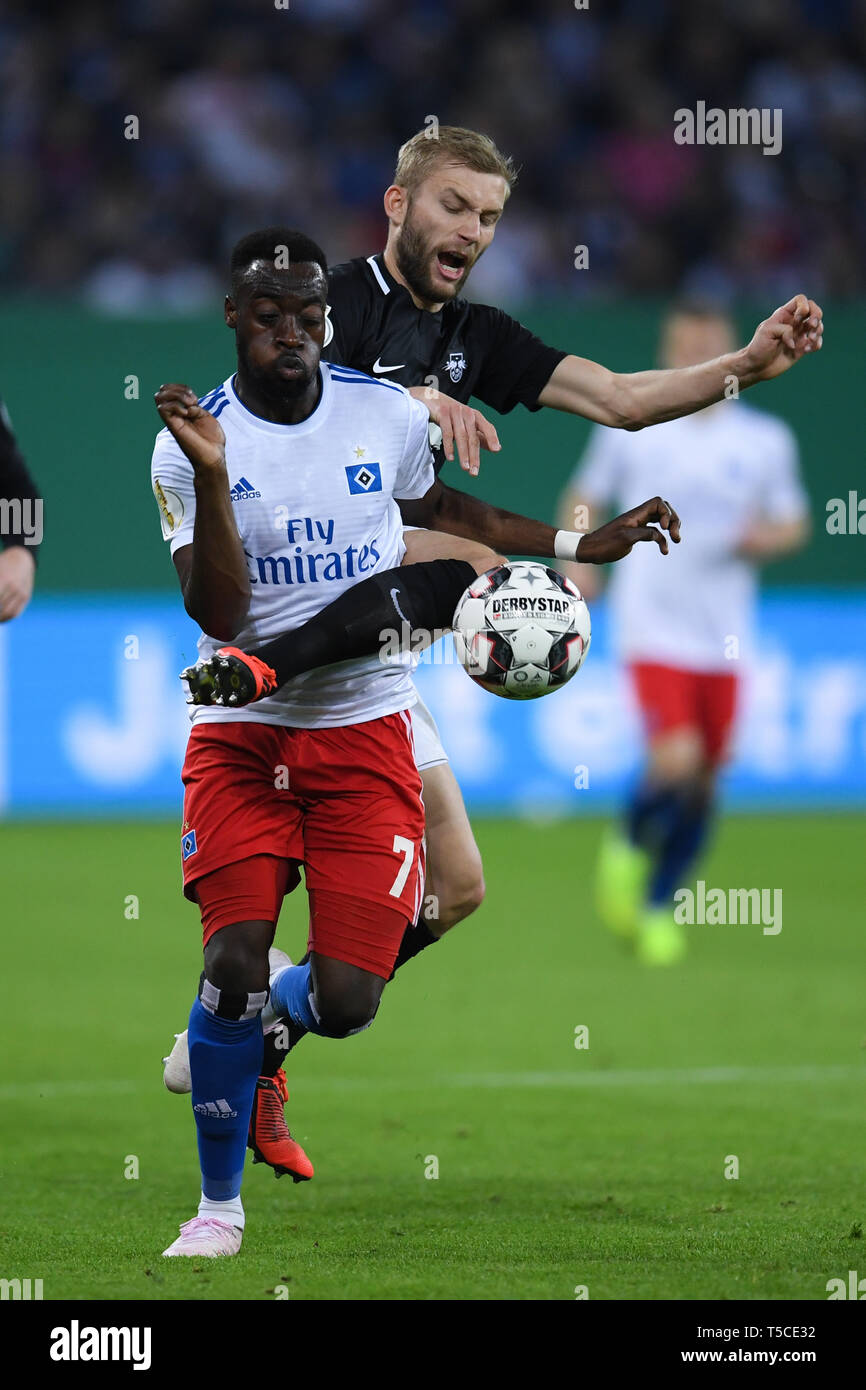 HAMBURG, DEUTSCHLAND - 23. April: Orel Mangala (L) von Hamburg und Konrad Laimer (R) von Leipzig konkurriert für die Kugel während der DFB-Pokal Halbfinale überein Stockfoto