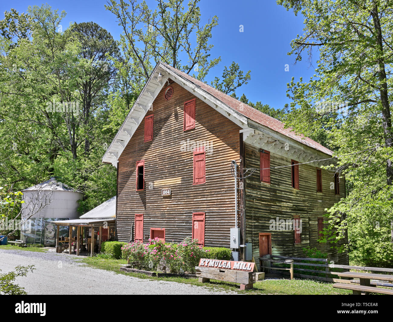 Alte historische Kymulga Grist Mill in Childersburg, Alabama, United States, entlang der Talladega Creek, wo Mais während der 1800-er gefräst wurde. Stockfoto
