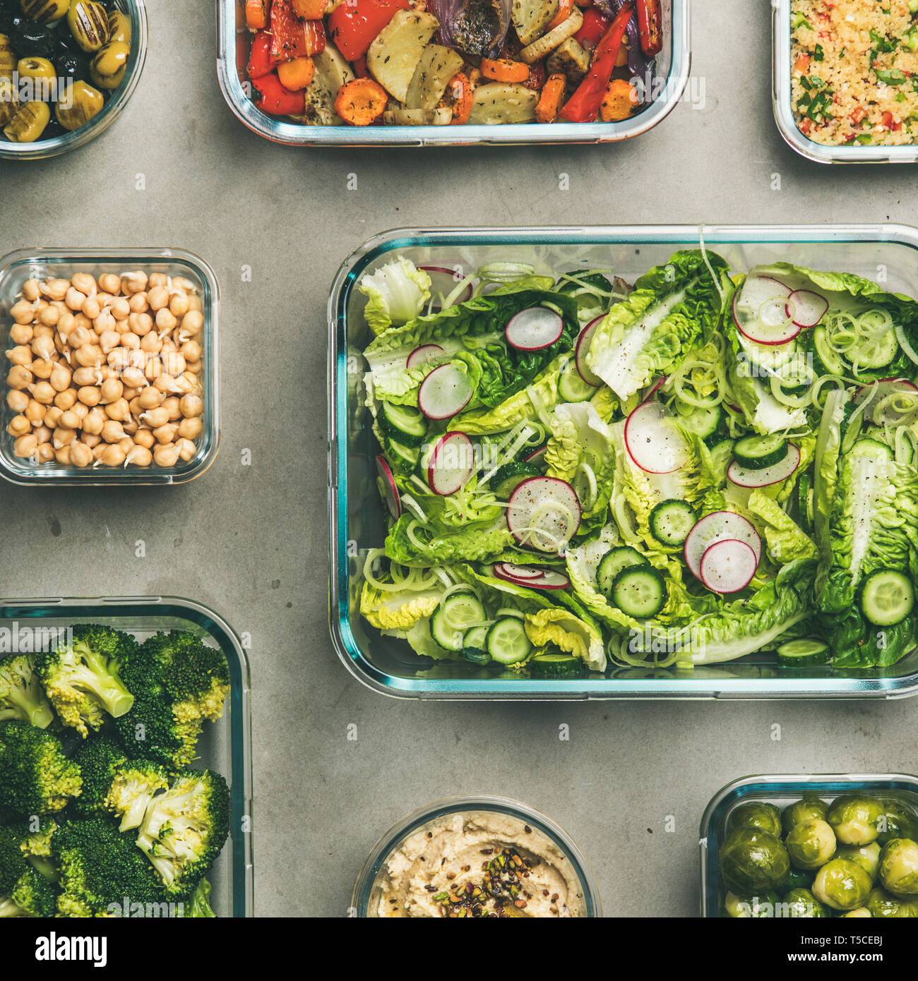 Gesunde vegane oder vegetarische Gerichte in Glasbehältern, square Erntegut Stockfoto