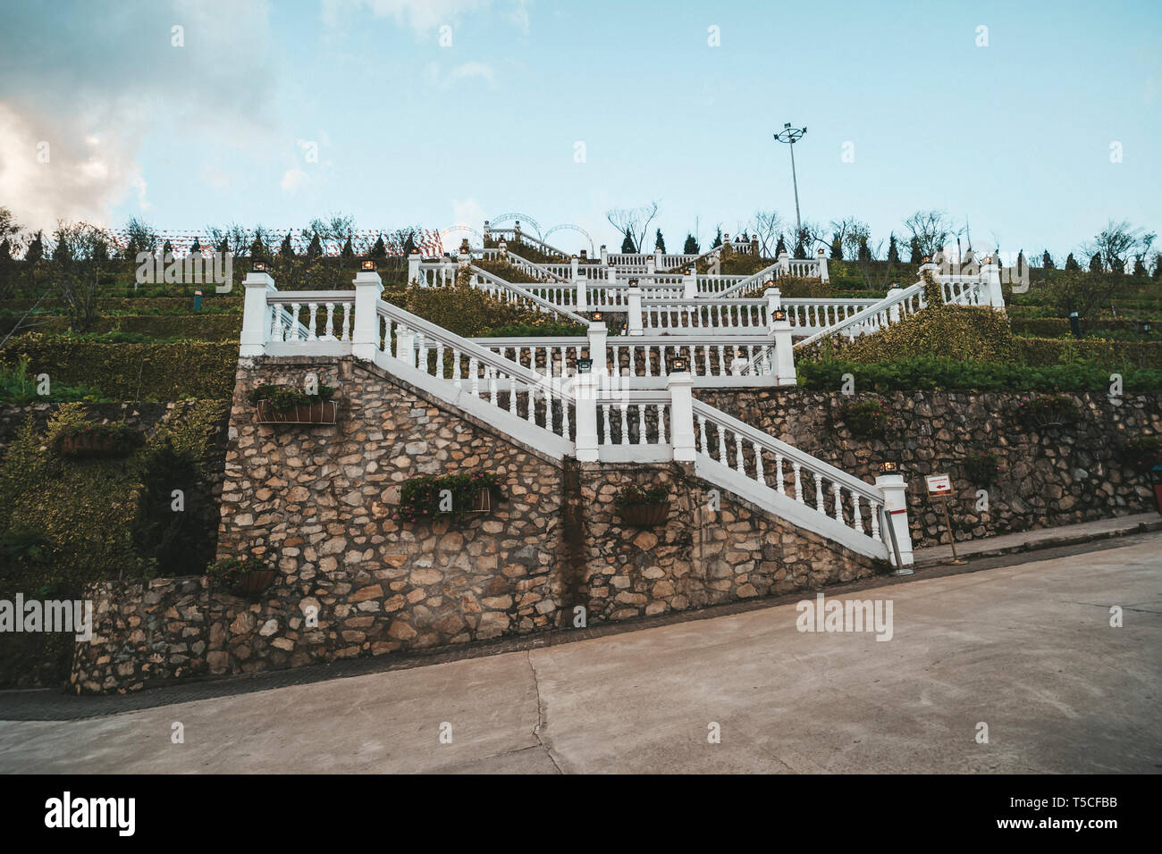 Wenige Treppen zu Fansipan Seilbahnstation in Sapa Town. Stockfoto