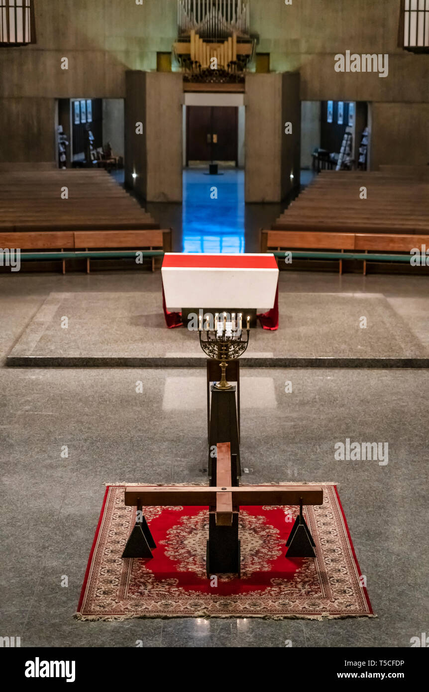 Kreuz angezeigt für einen guten Freitag, Verehrung des Kreuzes, Daylesford Abbey, Paoli, Pennsylvania, USA. Stockfoto