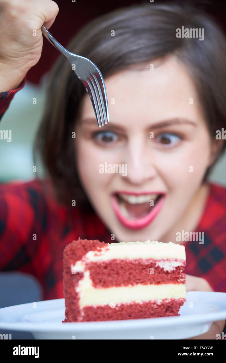 Frau Kuchen essen Stockfoto