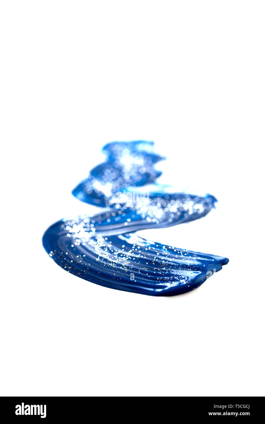 Blau Streichen des Pinsels mit Pailletten auf weißem Hintergrund Stockfoto
