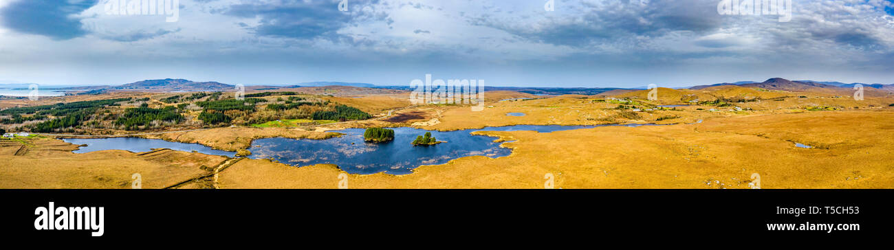Luftaufnahme des Loch Mhin Leic na Leabhar - Meenlecknalore Lough - in der Nähe von dungloe im County Donegal, Irland. Stockfoto